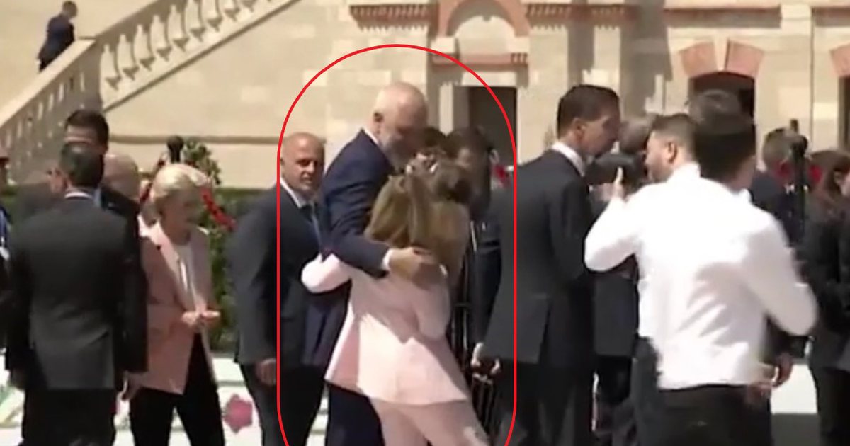 Është motra e vogël… –