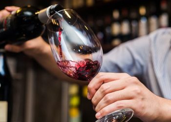 Ja çfarë shkaqesh mund të sjellë një sasi e vogël alkooli në ditë –