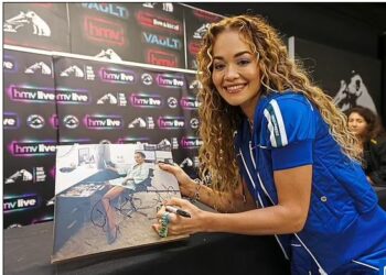 Autografe false? Fansat e Rita Orës kërkojnë dëmshpërblim –