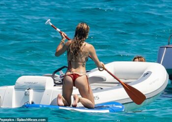 Me bikini, Rita Ora shijon një ditë me jaht me bashkëshortin e saj –