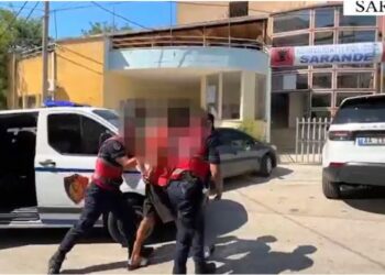 Drogë dhe armatim/ Nuk i ndaloi policisë, arrestohet 22-vjeçari –