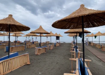 Bllokohen rrugët në Durrës, pushuesit braktisin plazhet –