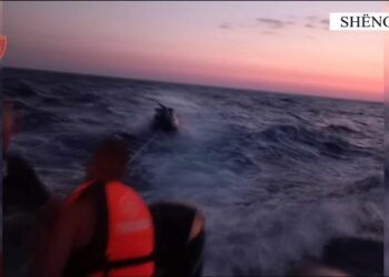 Shëngjin/ Jet Ski pësoi defekt në mes të detit, shpëtohen 2 të rinjtë –