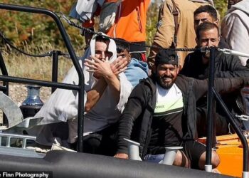 Duke bërë ‘shqiponjën’, 800 emigrantë zbarkojnë në Britani –