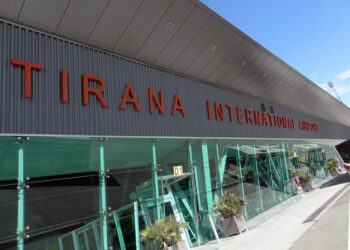 TIA u kërkon pasagjerëve të paraqiten 3 orë para nisjes në Rinas –