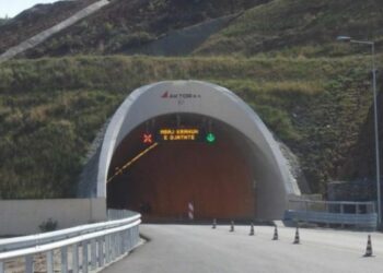 Aksident në aksin Elbasan-Tiranë, makina përmbyset në rrugë –