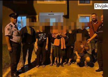 Ngecin në baltë në mes të pyllit, Policia ndihmon 8 turistë italianë –