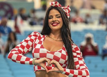 Noton me ngjyrat e Kroacisë, Ivana Knoll tregon format perfekte –
