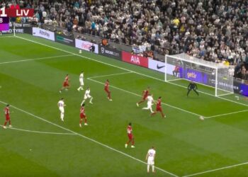 Liverpool humb përballë Tottenham me 2 lojtarë më pak –