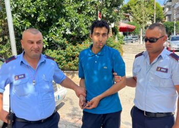 I rrëmbeu çantën me lekë kambistit dhe iku me vrap, kapet pakistanezi –