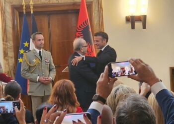 “Oficer i Madh i Legjionit të nderit”, Macron nderon Kadarenë (FOTO) –