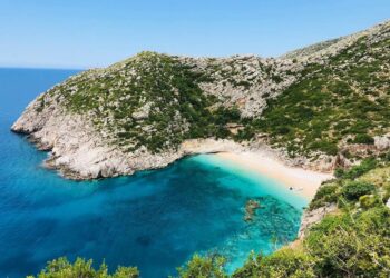 Humbi në Karaburun, policia shpëton turistin zviceran –