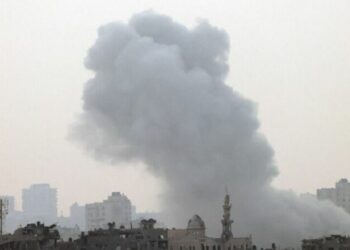 Izraeli përshkallëzon bombardimet në Gaza, ndërhyn nga toka –