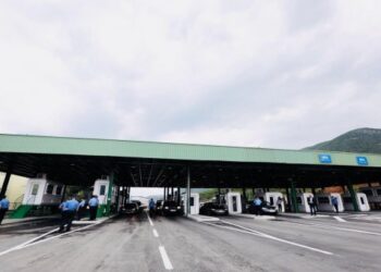 Doganierët rrihen me njëri-tjetrin, pezullohen nga detyra –