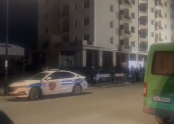 Të rinjtë “masakrojnë” me shkelma një person në Tiranë –