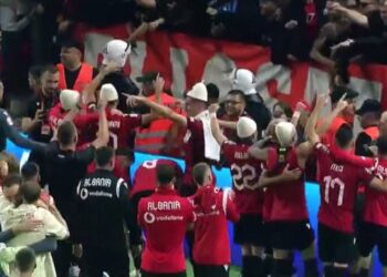 VIDEO/ Me plisa në kokë e këngë me tifozët, ja si festoi kombëtarja –