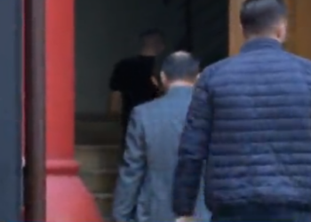 Tre oficerë policie zbarkojnë në banesën e Berishës, çfarë po ndodh –