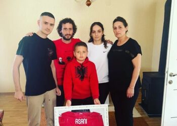 Ballist Morina viziton familjen e policit të vrarë Afrim Bunjaku, i dhuron fanellën e Asanit –