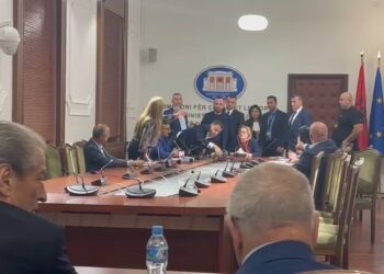 Bushka s’i jep fjalën Berishës, Noka shkul mikrofonat –