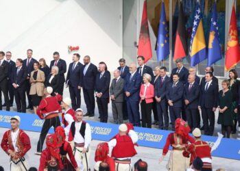 “Lule e dhurata” për zyrtarët e BE-së, Rezervat e Shtetit kanë mbathje e sutjena –