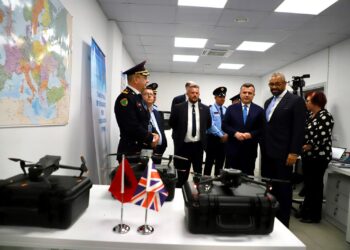 Britania dhuron dronë për të kontrolluar kufirin tokësor e detar –