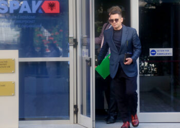 “Telefonata kërcënuese nga spin doctors”/ Kujt i drejtohet Ahmetaj? –