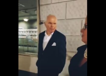 “Vrasësi shëtit nëpër Beograd..”, ambasadori Hill sulmohet verbalisht –