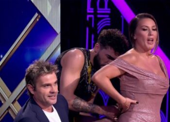 Olta Gixharit i ndodh e papritura, i zbërthehet fustani në skenë –