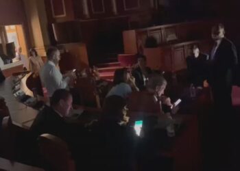 Deputetët “ngujohen” në Kuvend me këngën e Adem Jasharit –