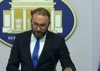 E lë mandatin e deputetit nëse –