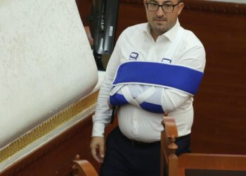 U rrëzua duke kërcyer, Korreshi shfaqet në Kuvend me krah të thyer –