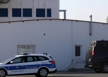 Sulmohet ambasada izraelite, arrestohen 4 persona. Policia jep detaje –