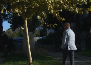 “Plehra, s’keni turp”, deputeti përplaset me protestuesit (VIDEO) –