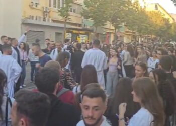 Studentët e mjekësisë në protestë, bllokohet qarkullimi –