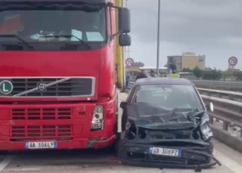 Aksident aksin Rrogozhinë-Durrës, “Golfi” përplaset me kamionin –