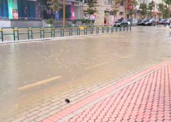 Reshjet e shiut përmbytin Durrësin –