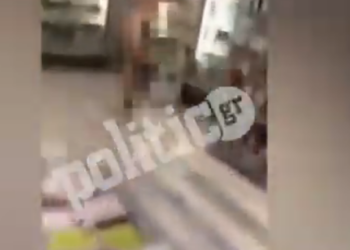 VIDEO/ Ndodh edhe kjo, shkon lakuriq në supermarket për të bërë blerje –