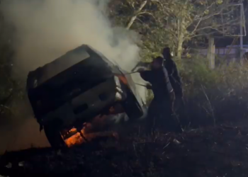 VIDEO/ Automjeti merr flakë në ecje, përfundon në kanal. Dyshimet –