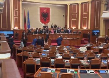 I zunë vendin Nikollës dhe ministrave, ja si opozita bllokoi Kuvendin –