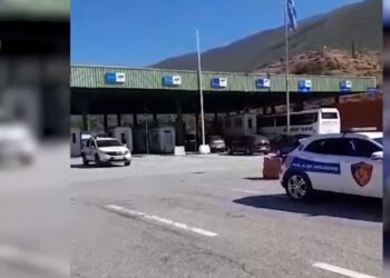 Tentuan të fusnin lëndë piroteknike në Shqipëri, ndalohen 12 persona –
