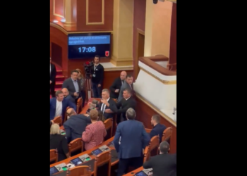 Tensionet në Kuvend, ndërpritet 2 herë seanca brenda pak minutash –