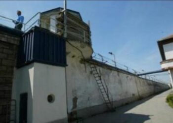 Plas keq në burgun e Idrizovës, gjenden 82 thika e dhjetra celularë –