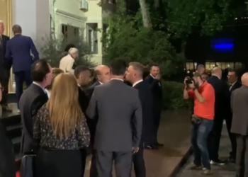 VIDEO/ Nallbati e Sina vijuan përplasjen edhe jashtë Parlamentit –