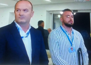 Efektivë të policisë mbërrijnë në selinë e PD, çfarë po ndodh –