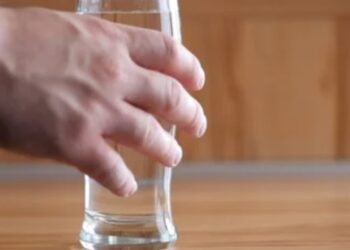 Ulur apo në këmbë? Ja si duhet të pini ujë –