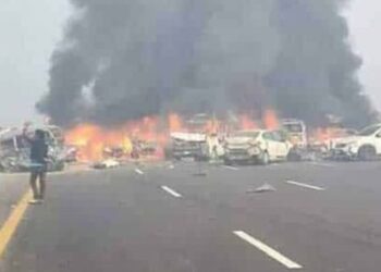 Tragjedi me 32 të vdekur, autobusi përplas makinat