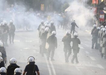 VIDEO/ Holandezët morin “hakun” e shqiptarëve, dhunojnë tifozët grek –