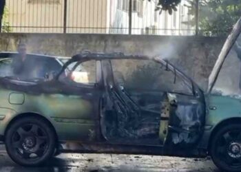 FOTO/ Shkrumbohet nga flakët makina në Lezhë –