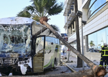 Autobusi godet kalimtarët në trotuar, 3 viktima –