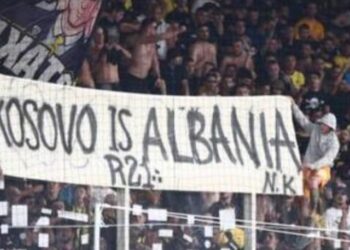 “Kosova është Shqipëri”, tifozët e AEK-ut shpërthejnë në brohorima –